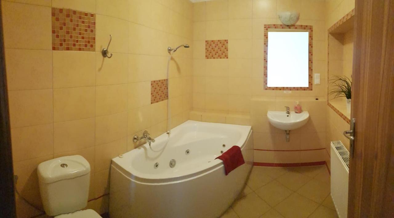 Hotelik Kameleon Pokoje Goscinne Jawor Ngoại thất bức ảnh